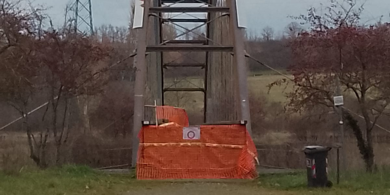 Il ponte sulla Stura chiuso da oltre un anno: quale futuro per le passeggiate attorno al Lago di Bilancino?