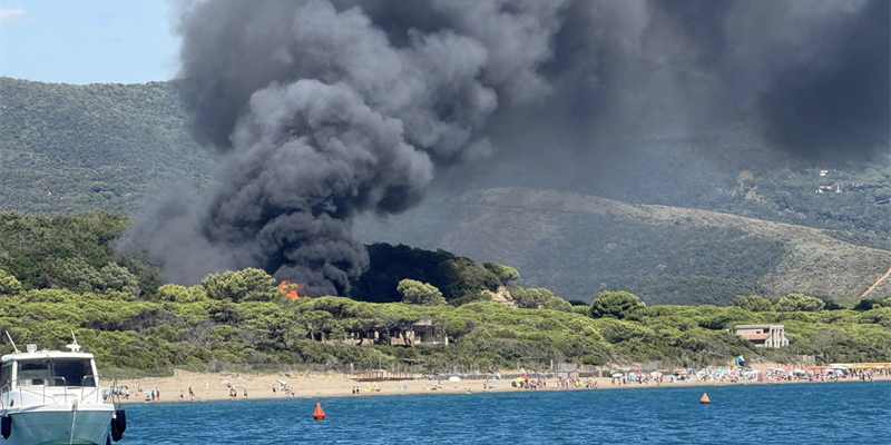 Incendio di Castiglione della Pescaia in contenimento; circa 600 persone evacuate