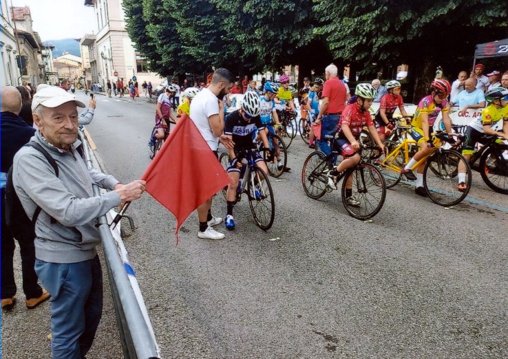 Luciano Pini mentre da il via ad una gara ciclistica dedicata a suo fratello Vittorio. 