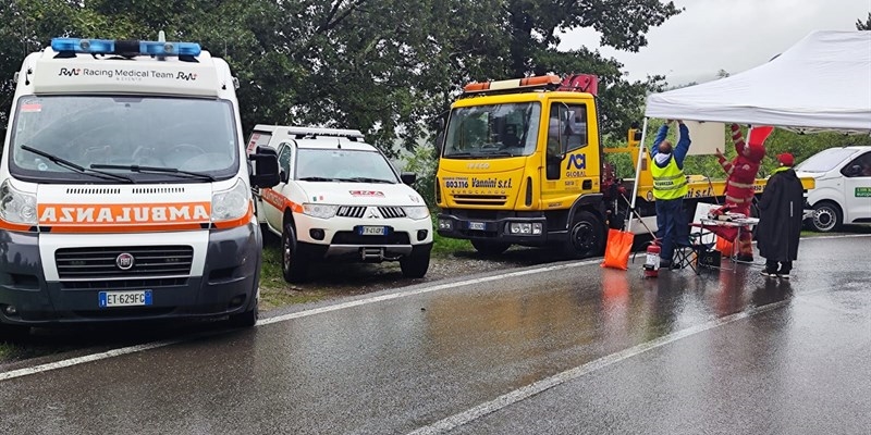 Un momento del passaggio della Modena Cento Ore al Passo del Giogo. I volontari presenti sul posto