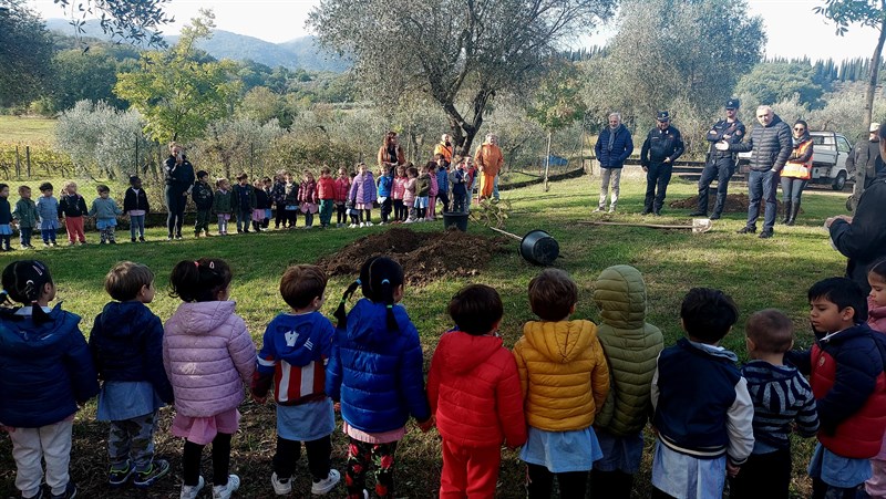 Festa alla scuola dell’infanzia di San Vito: piantati dodici nuovi alberi in occasione di Autumnia