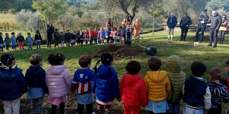 Festa alla scuola dell’infanzia di San Vito: piantati dodici nuovi alberi in occasione di Autumnia