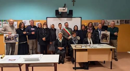 Tornano a sedere sui banchi di scuola 50 anni dopo. La stessa maestra di allora fa l'appello - FOTO