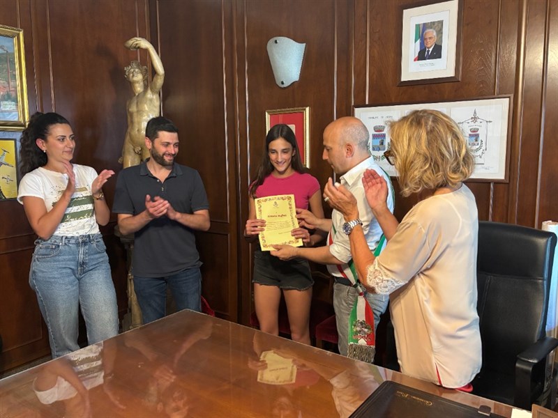 La consegna dell'encomio