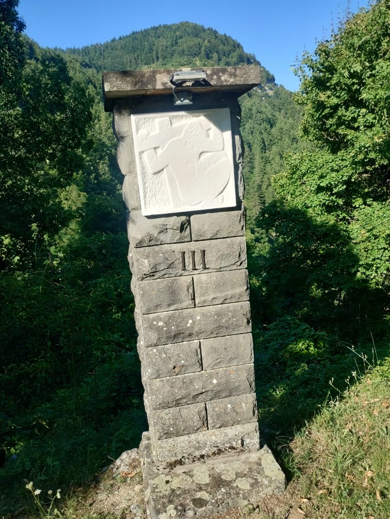 Una delle sculture della Via Crucis