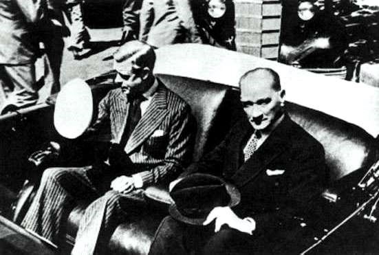 1936, re Edoardo VIII abdica. Nella foto Re Edoardo VIII con il presidente turco Mustafa Kemal Atatürk nel settembre 1936