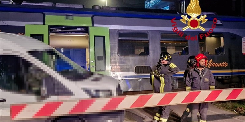 Incidente al passaggio a livello di Rufina. Treno urta un furgone