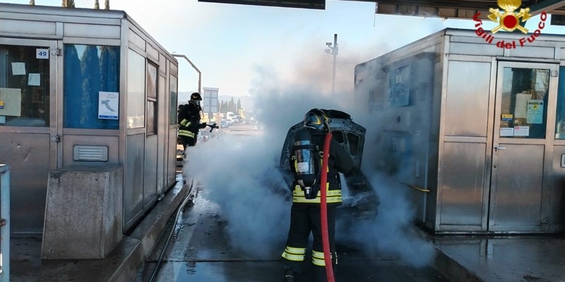 Intervento dei Vigili del Fuoco per un incendio al casello autostradale . FOTO