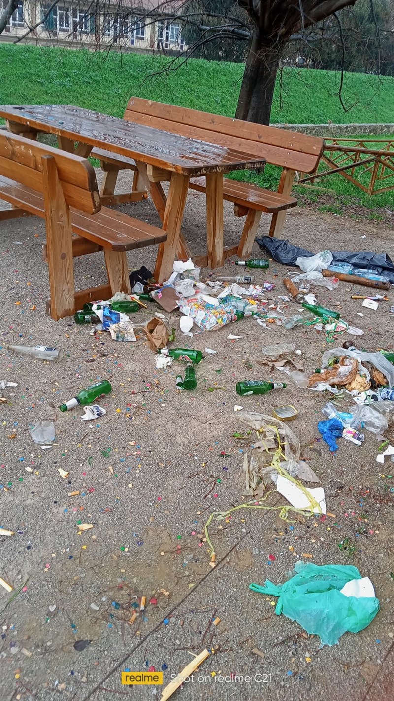 Vandali in azione nel  nuovo giardino