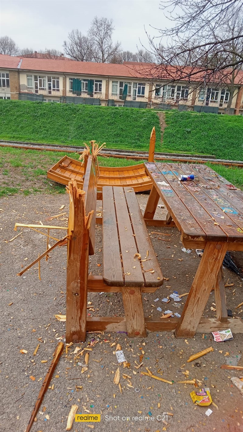 Vandali in azione nel  nuovo giardino