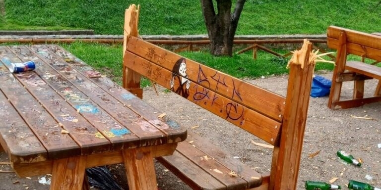 Vandali in azione nel  nuovo giardino