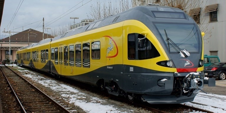 Uno Stadler FLIRT della Ferrotramviaria uguale a quello coinvolto nell'incidente fra Bari e Barletta del 2016 