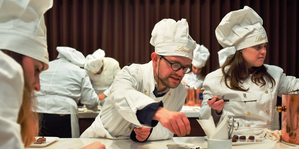 I bambini di Trisomia 21 alla fabbrica di cioccolato. 
