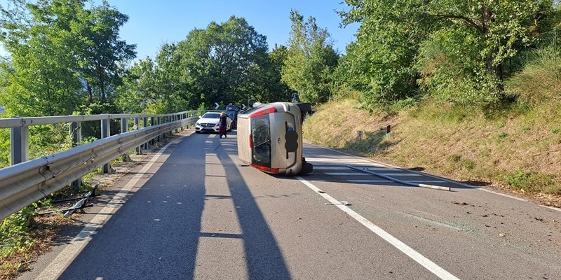 Auto si ribalta sulla strada per la Futa, nessun ferito