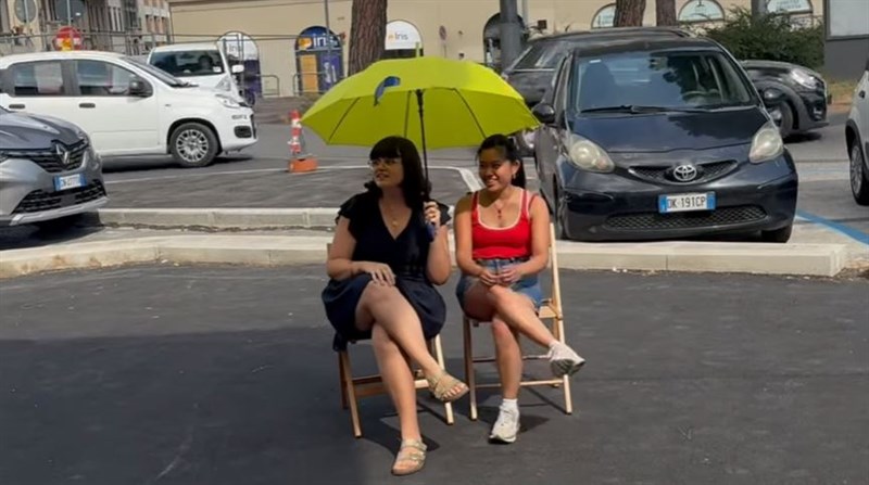 ammirando il triangolo col traffico sullo sfondo