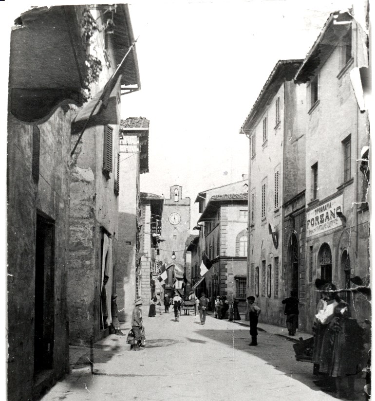 Borgo San Lorenzo fine dell’800, all’epoca Via del Corso. A destra l’antica Tipografia Forzano