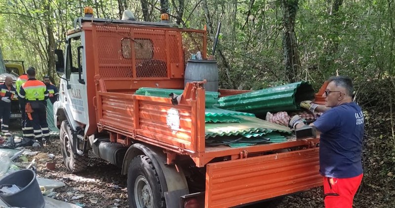 Trecento chili di rifiuti abbandonati vicino al fosso Bagnoli, Figline e Incisa Valdarno