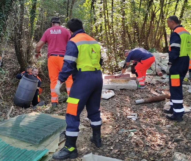 Trecento chili di rifiuti abbandonati vicino al fosso Bagnoli, Figline e Incisa Valdarno