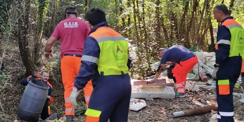 Trecento chili di rifiuti abbandonati vicino al fosso Bagnoli, Figline e Incisa Valdarno