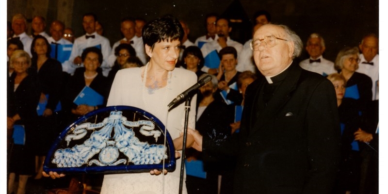 Anno 1996 – L’assessore alla cultura Patrizia Gherardi, mentre consegna una lunetta in ceramica “chiniana” al Maestro Mons. Domenico Bartolucci.