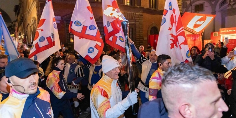 Festa grande a Firenze per la fiamma olimpica con Giancarlo Antognoni tedoforo - FOTO