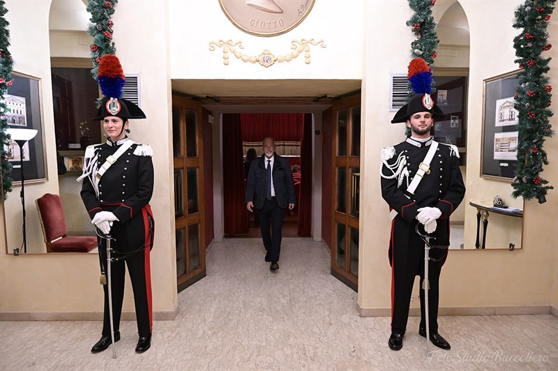 Il foyer del Teatro Giotto prima del concerto, con al centro il presidente  del Lions Club Mugello Fabio Capanni 