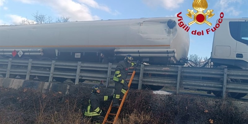 Incidente sulla SR65 a Barberino del Mugello: fuoriuscita di gasolio da un mezzo pesante