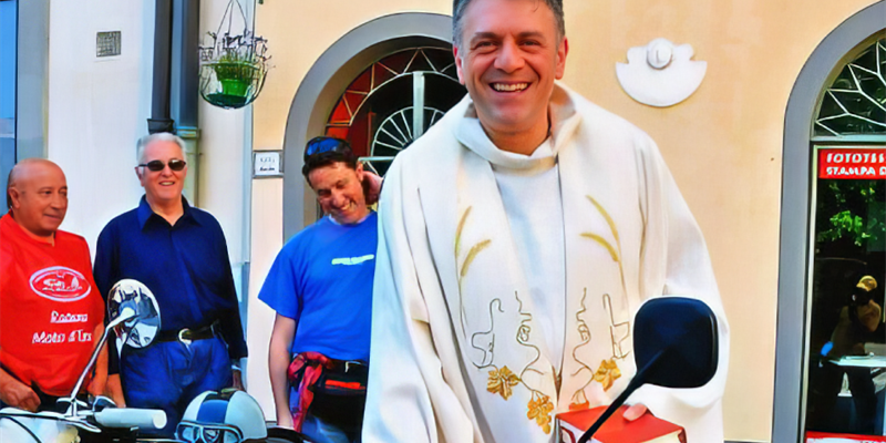 Una immagine particolare e simpatica; il pievano di Barberino don Stefano Ulivi, sopra una moto d’epoca. 