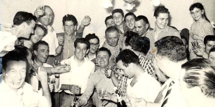 Anno 1957. Trattoria “I Solleciti”. La gioia degli sportivi borghigiani dopo la vittoria di Gastone Nencini al Giro d’Italia nel 1957.Da sinistra si riconoscono Aldemaro Banchi, Pierluigi Naldi, Nedo 