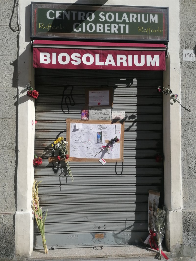 Il negozio di via Gioberti trasformato in altarino