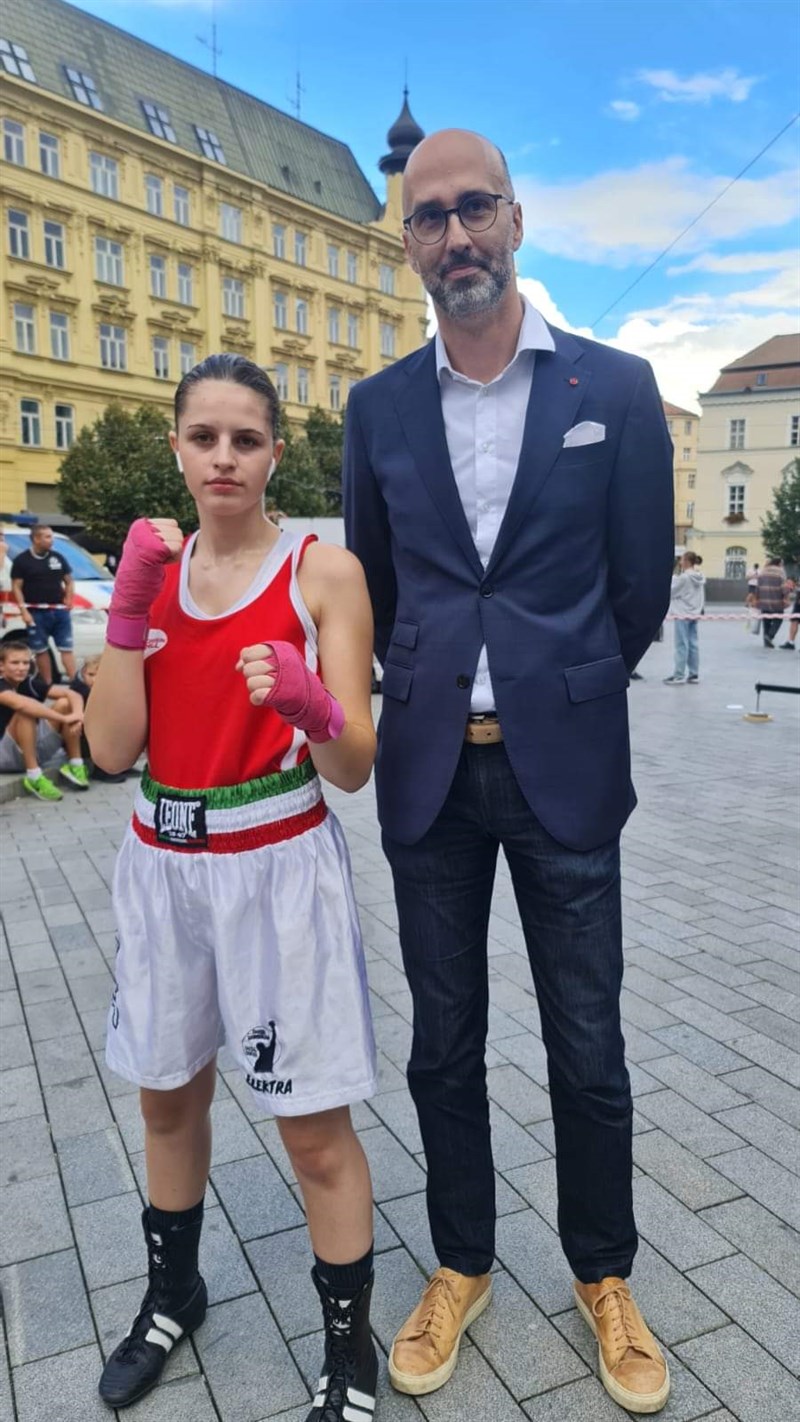 Elettra Cartacci a Brno con il Console Italiano