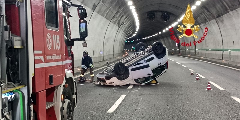 Incidente sull’A1 a Barberino del Mugello: auto si ribalta all’ingresso della galleria Puliana