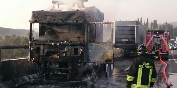 Camion in fiamme. Foto di repertorio