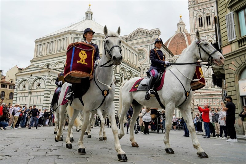 Bellissima cavalcata per Firenze