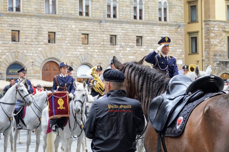 Bellissima cavalcata per Firenze