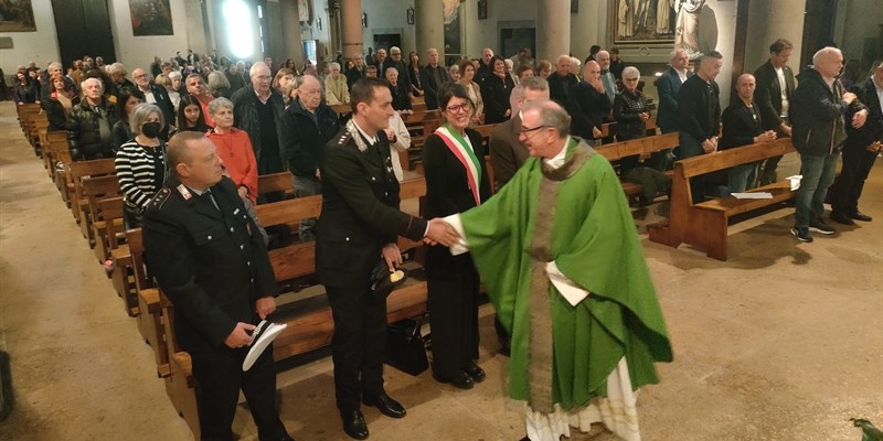 Un momento della cerimonia nella Pieve; don Luciano saluta le autorità civili e militari. 