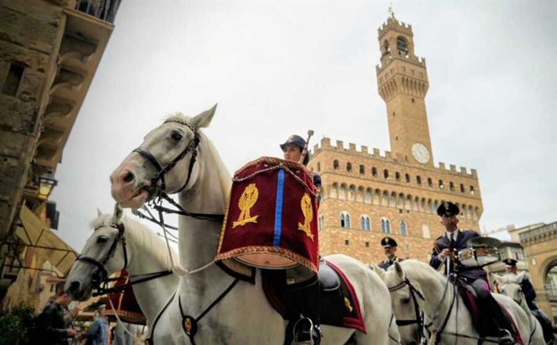 Bellissima cavalcata per Firenze