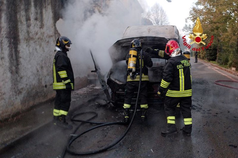 Le operazioni di spegnimento dello scuolabus a Grassina