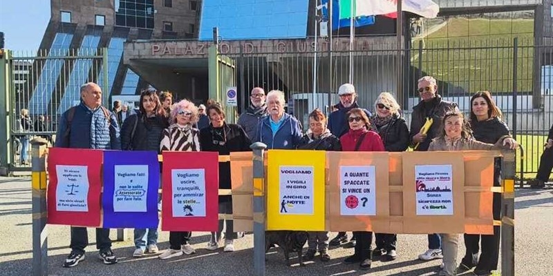 Il sit in davanti al Palazzo di Giustizia