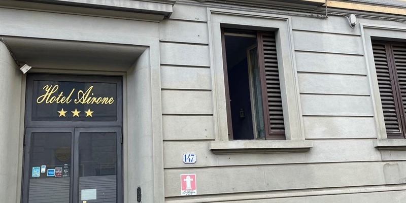 L’ingresso dell'hotel Airone da via Toselli e la finestra forzata per entrare.
