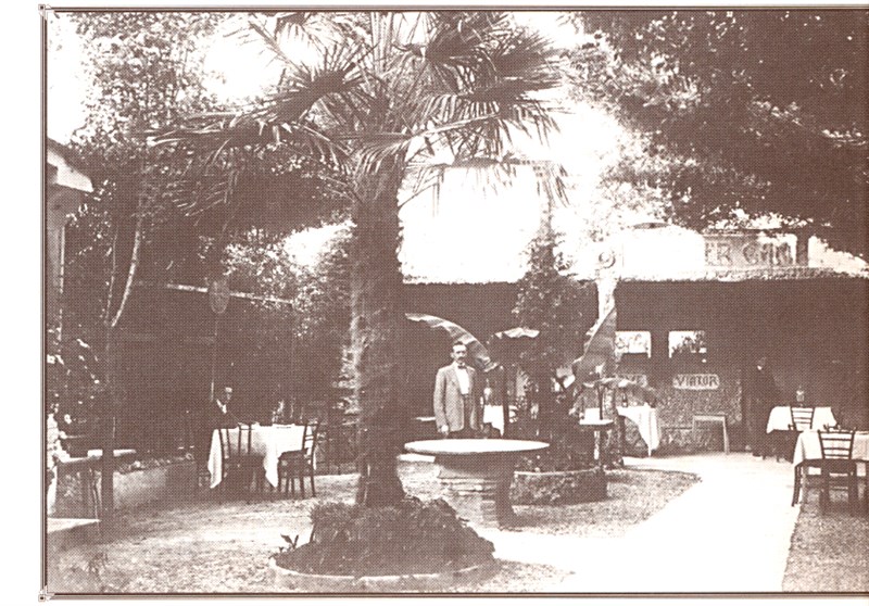 Giardino interno dell’Hotel La Pergola. Al centro si intravede il proprietario Pietro Conti. 