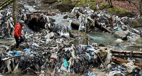 Il fiume Rovigo nella zona della frana che ha riportato alla luce una discarica abusiva