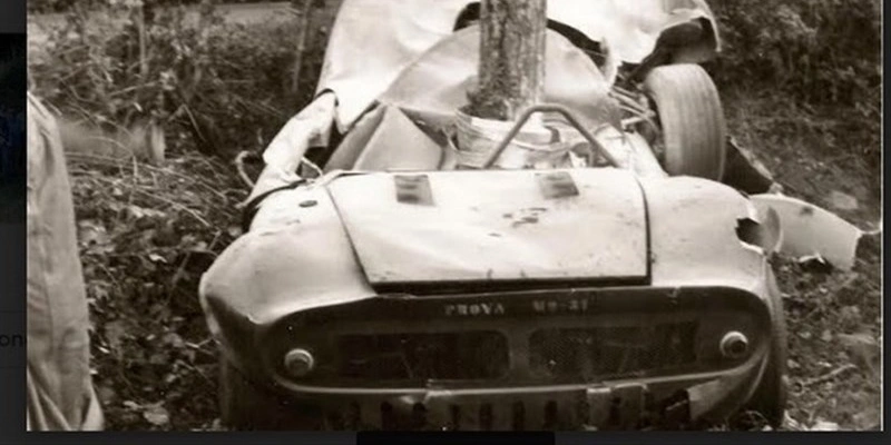 La “Ferrari Dino” pilotata da Gunther Klass, dopo l’incidente al Favale sul Passo del Giogo