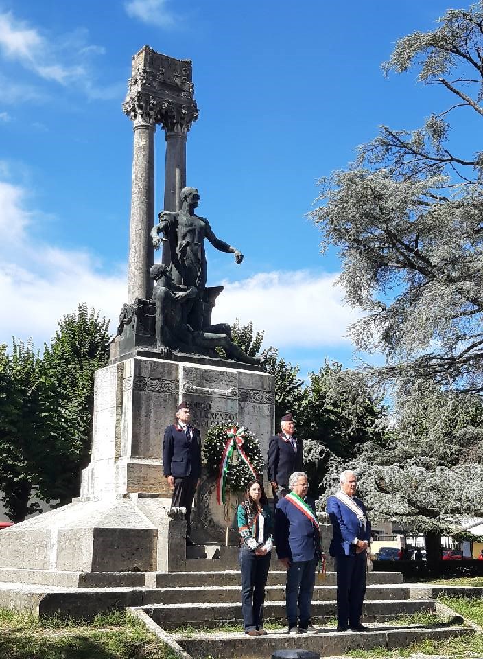 Davanti al Monumento dei caduti in piazza Dante