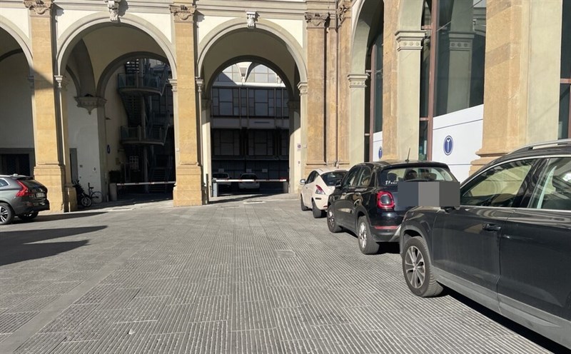 Invasione di auto private davanti al Pronto Soccorso