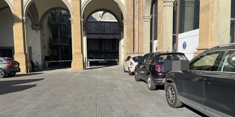 Santa Maria Nuova. Auto private nel posto riservato alle ambulanze, ma per l'Assessore le immagini sono fuorvianti - FOTO