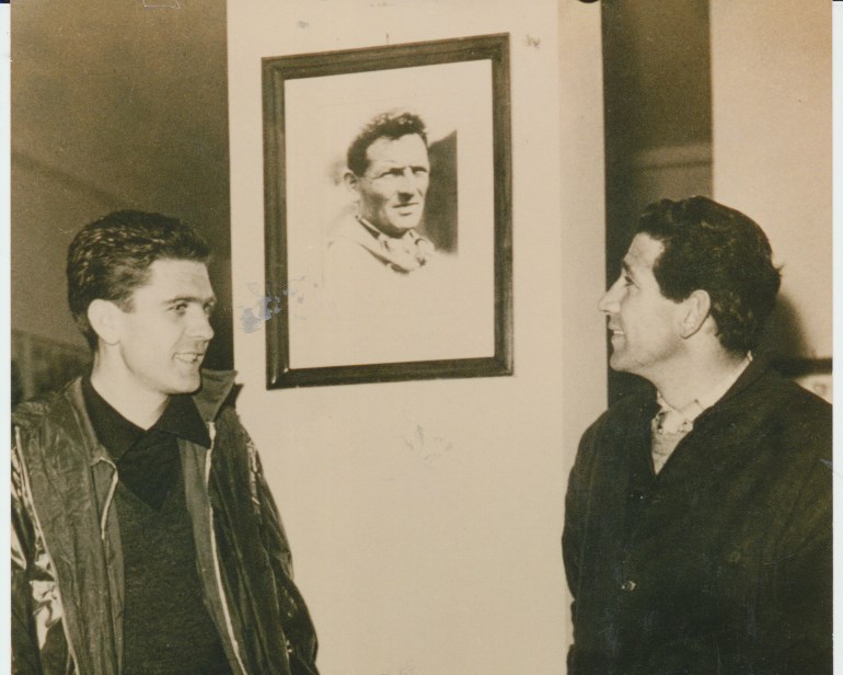 Anno 1961 - Gastone Nencini a destra con Guido Boni all’interno dell’Autoscuola “Lombardi” mentre osservano una immagine del grande campione automobilistico Emilio Materassi.