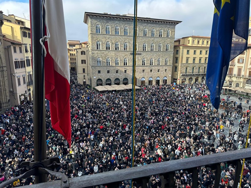 Folla in piazza della Signoria in attesa di Babbo Natale