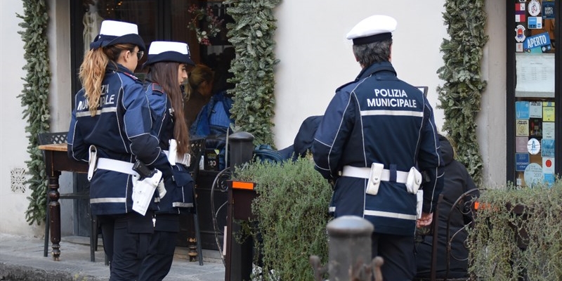 Doppio blitz della Polizia Municipale in centro contro l’occupazione abusiva di suolo pubblico - FOTO