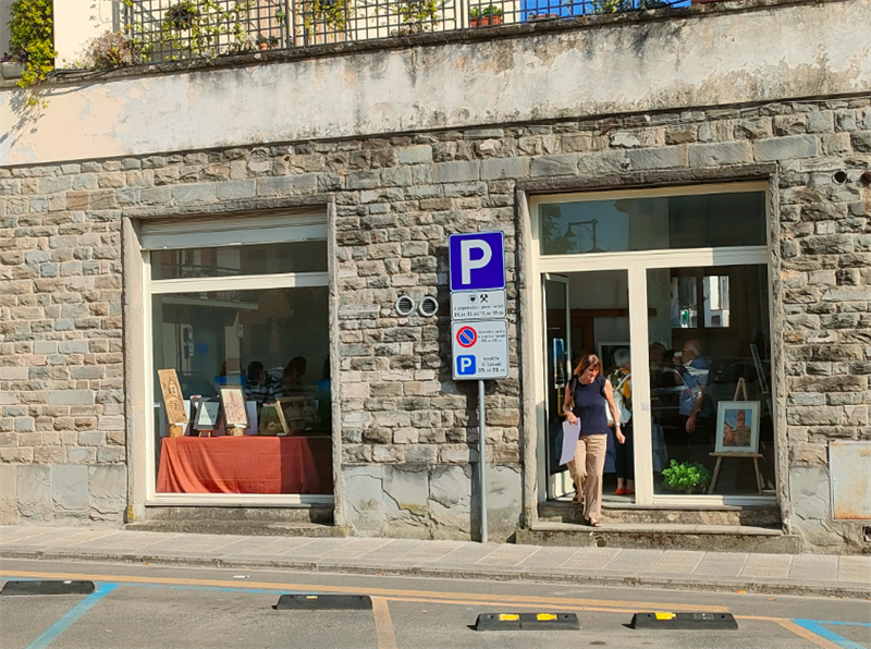 La galleria che ospita i dipinti delle chiese del Mugello in piazza Vittorio Veneto.